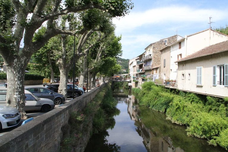 Ce village du Var est célèbre pour ses marrons glacés, une douceur automnale par excellence à déguster sans modération