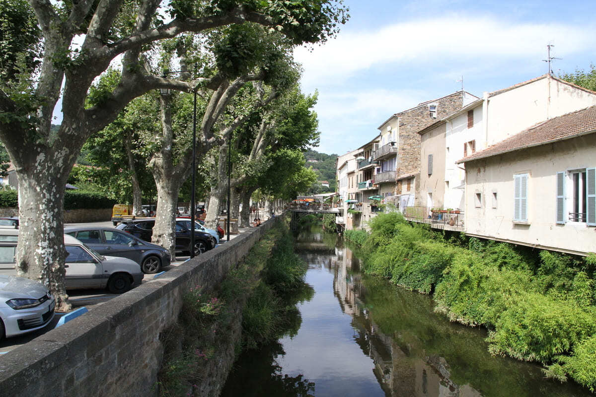 Ce village du Var est célèbre pour ses marrons glacés, une douceur automnale par excellence à déguster sans modération