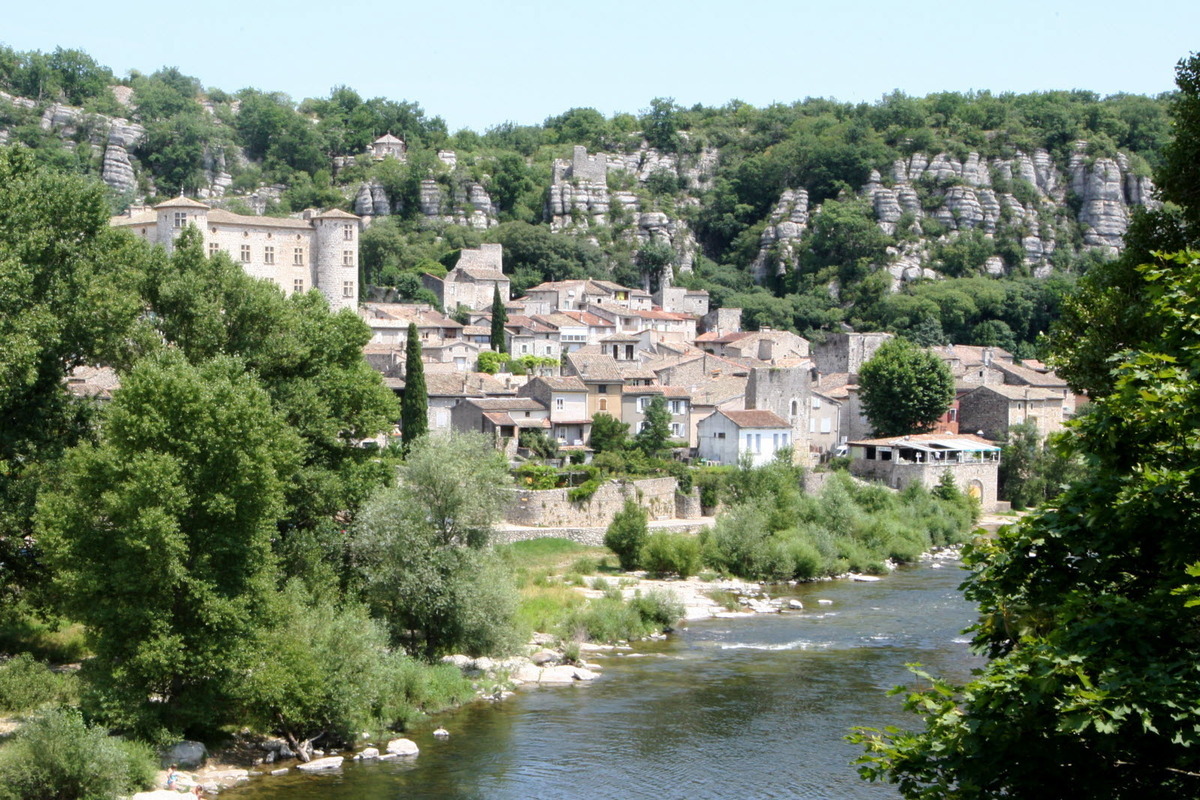Surnommée la « perle du Vivarais », ce village ardéchois est un havre de paix aux couleurs chaudes de l&rsquo;automne