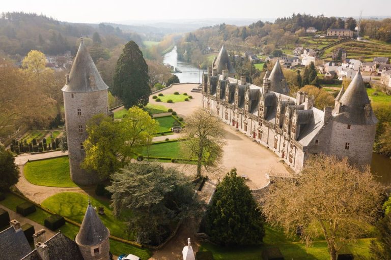 Ce village du Morbihan, avec ses maisons de granit, est une petite cité de caractère d&rsquo;un charme fou en automne