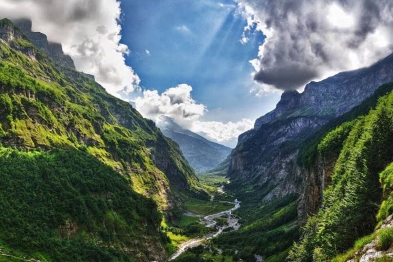 Loin de Chamonix, ce village des Alpes est le camp de base idéal pour des randonnées d&rsquo;automne spectaculaires 