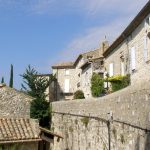 Ignoré des touristes, ce village de la Drôme Provençale est une pépite de sérénité au milieu des paysages d&rsquo;automne