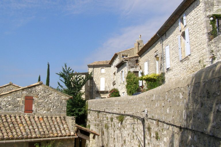 Ignoré des touristes, ce village de la Drôme Provençale est une pépite de sérénité au milieu des paysages d&rsquo;automne