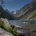Ce lac des Pyrénées offre des randonnées incroyables avec des panoramas à 360° sur les sommets aux couleurs d&rsquo;automne