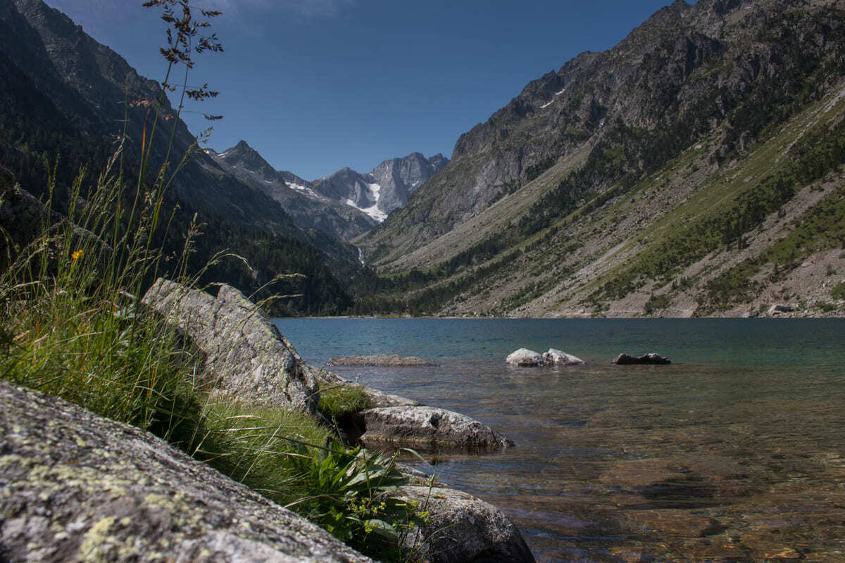 Ce lac des Pyrénées offre des randonnées incroyables avec des panoramas à 360° sur les sommets aux couleurs d&rsquo;automne