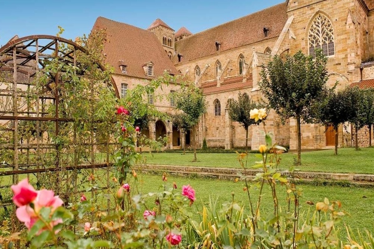 Ce village de l&rsquo;Allier, avec son patrimoine exceptionnel, est une destination culturelle méconnue, parfaite pour l&rsquo;automne