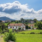 Cet automne, oubliez la foule et découvrez le charme authentique du Pays Basque intérieur, entre montagnes et villages blancs