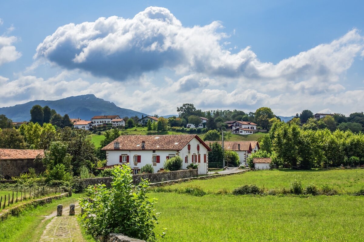 Cet automne, oubliez la foule et découvrez le charme authentique du Pays Basque intérieur, entre montagnes et villages blancs