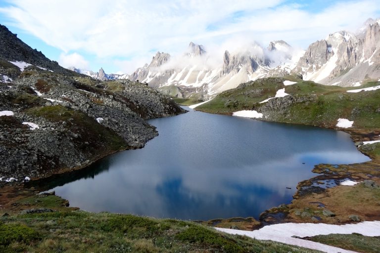 Cet automne, découvrez le secret le mieux gardé des Alpes : la vallée de la Clarée, un havre de paix aux couleurs irréelles