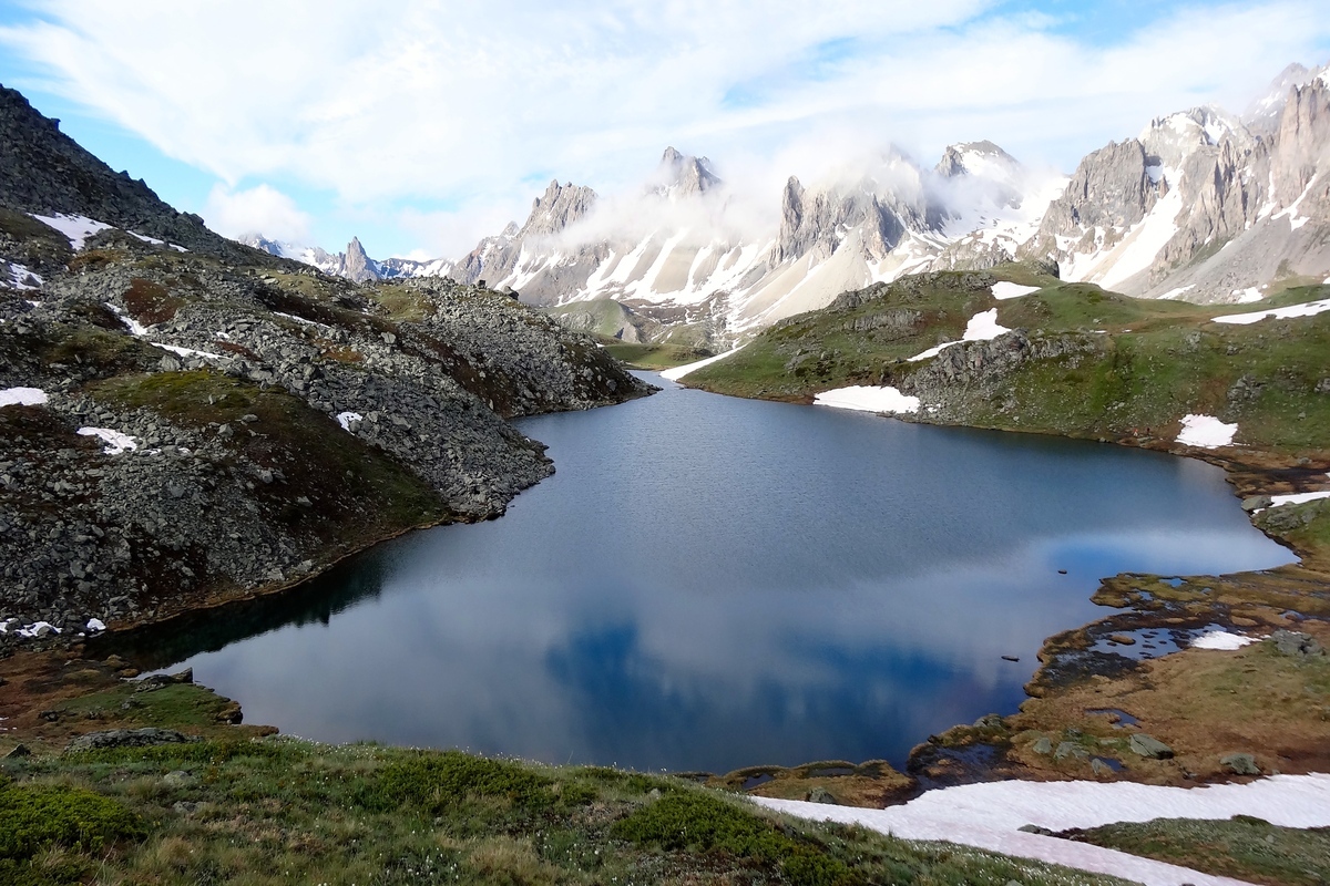 Cet automne, découvrez le secret le mieux gardé des Alpes : la vallée de la Clarée, un havre de paix aux couleurs irréelles