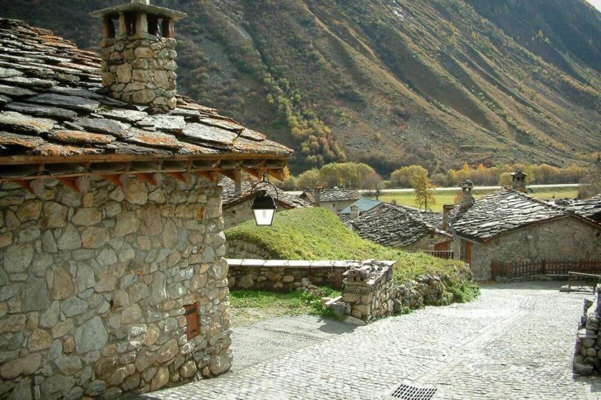 Ce village du Puy-de-Dôme est au cœur de la chaîne des Puys, un paysage volcanique unique classé à l&rsquo;UNESCO, spectaculaire en automne