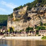 Ce village de la Dordogne est célèbre pour ses gabarres, des bateaux traditionnels pour une promenade paisible sur la rivière en automne