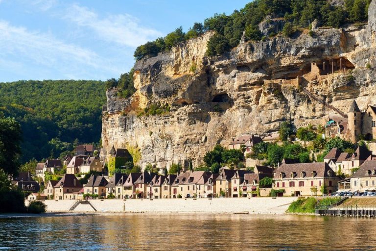 Ce village de la Dordogne est célèbre pour ses gabarres, des bateaux traditionnels pour une promenade paisible sur la rivière en automne