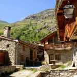 Ce village de Savoie, avec ses maisons traditionnelles et ses granges, est un trésor d&rsquo;authenticité alpine à découvrir en automne