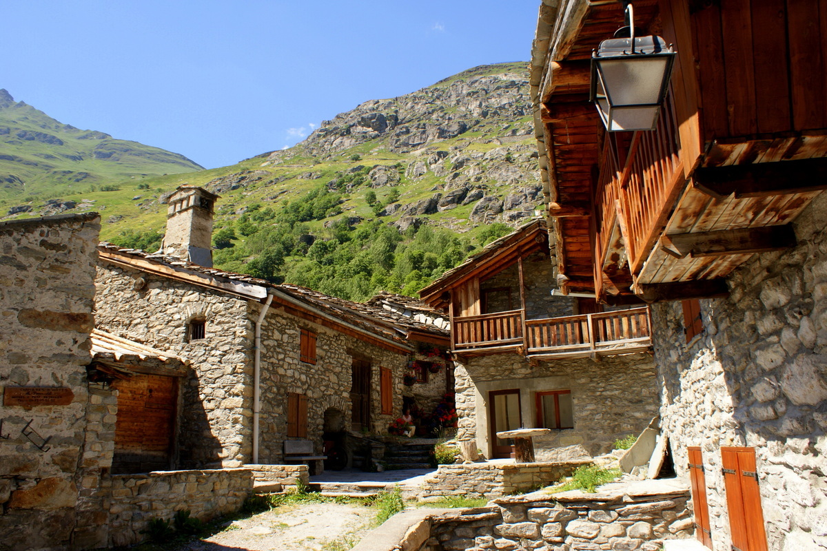 Ce village de Savoie, avec ses maisons traditionnelles et ses granges, est un trésor d&rsquo;authenticité alpine à découvrir en automne