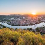 Moins prisée que la Dordogne, la vallée du Lot est un trésor de villages médiévaux et de paysages d&rsquo;automne à explorer