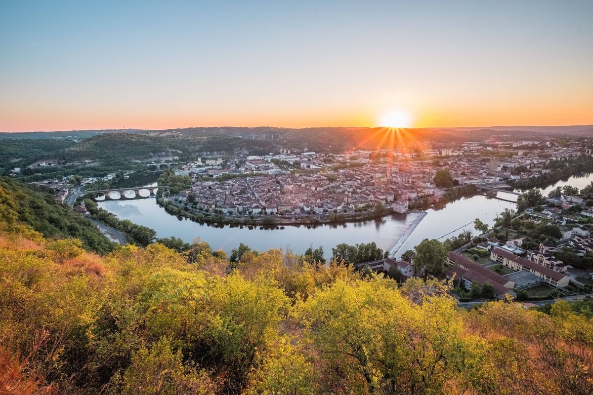 Moins prisée que la Dordogne, la vallée du Lot est un trésor de villages médiévaux et de paysages d&rsquo;automne à explorer