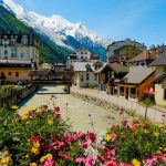 Ce village de la Haute-Savoie est une station de ski qui se transforme en paradis de la randonnée en automne, avec vue sur le Mont-Blanc
