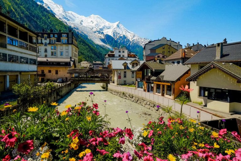 Ce village de la Haute-Savoie est une station de ski qui se transforme en paradis de la randonnée en automne, avec vue sur le Mont-Blanc