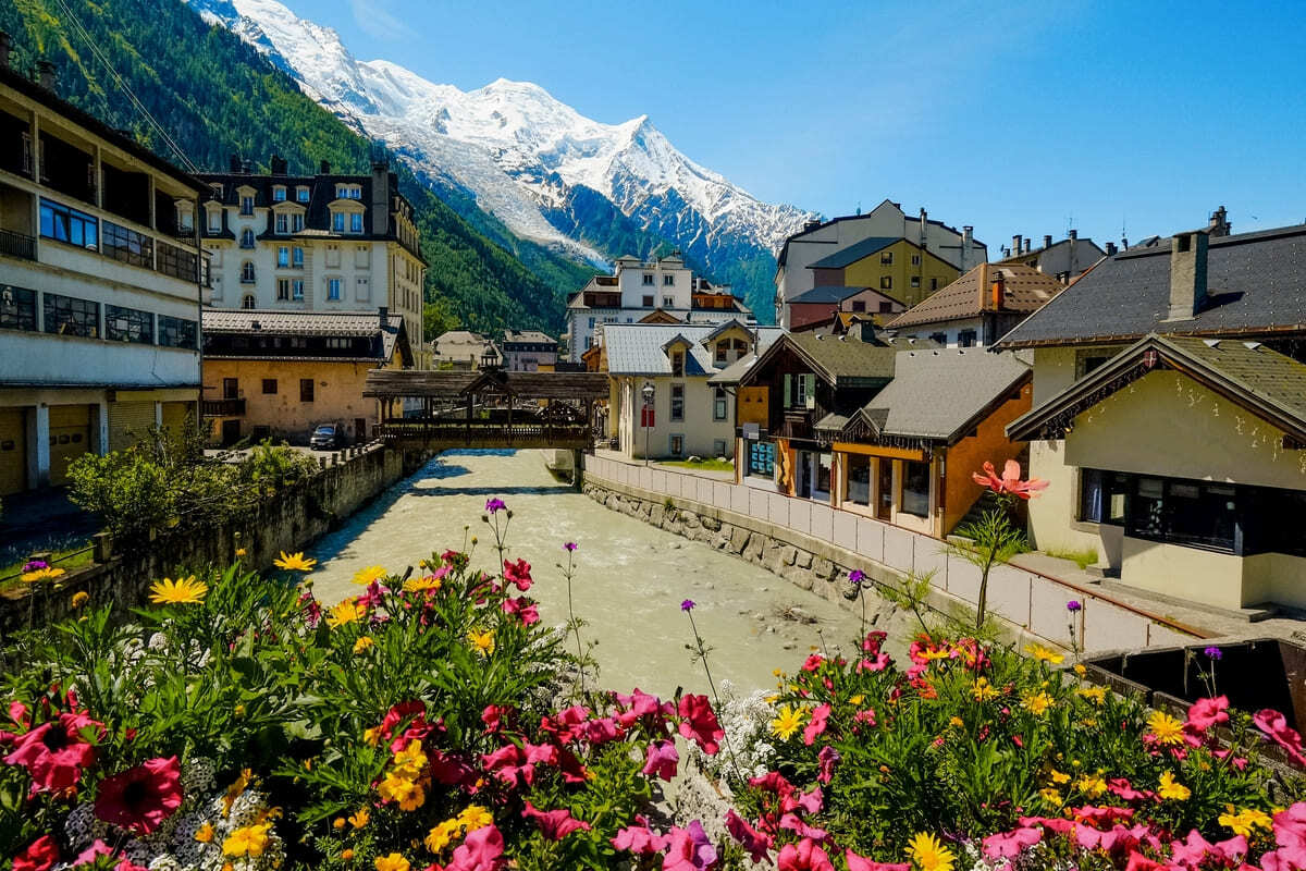 Ce village de la Haute-Savoie est une station de ski qui se transforme en paradis de la randonnée en automne, avec vue sur le Mont-Blanc