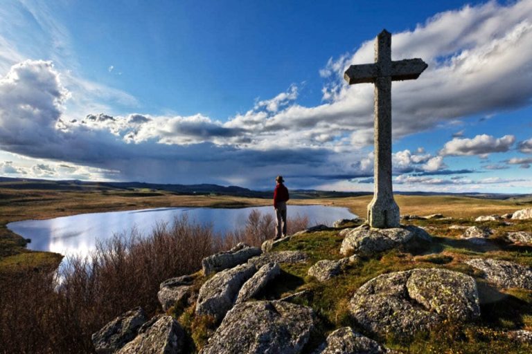 Cet automne, parcourez une partie méconnue du chemin de Compostelle en Aubrac pour des paysages et une quiétude inégalés