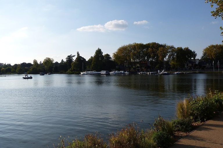 À 45 minutes de Nantes, ce village de charme au bord de l&rsquo;Erdre est une pépite pour une balade d&rsquo;automne ressourçante 