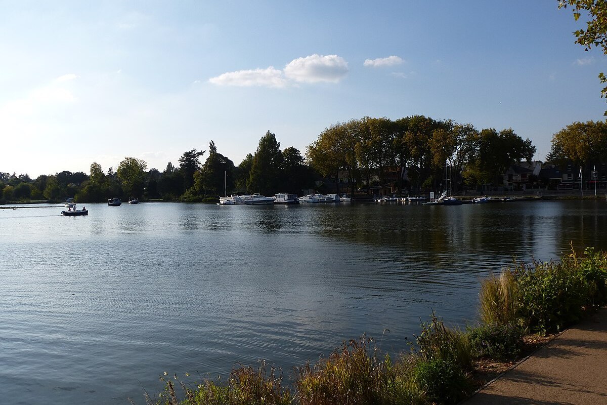À 45 minutes de Nantes, ce village de charme au bord de l&rsquo;Erdre est une pépite pour une balade d&rsquo;automne ressourçante 