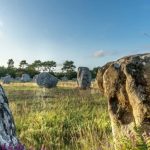 Ce site mégalithique en Bretagne est encore plus mystérieux sous les brumes et la lumière rasante de l&rsquo;automne