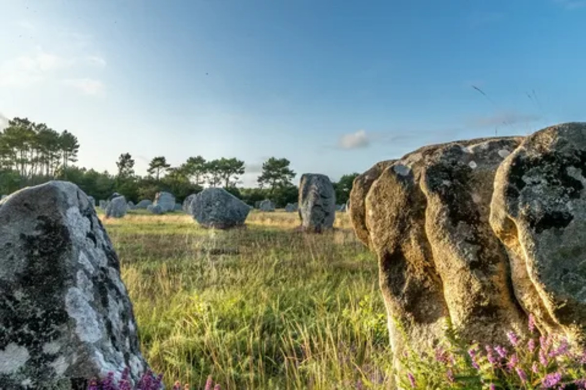 Ce site mégalithique en Bretagne est encore plus mystérieux sous les brumes et la lumière rasante de l&rsquo;automne