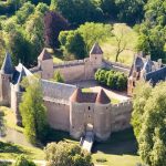 Ce village du Cher, sur la route Jacques Cœur, est une étape romantique avec son château et ses jardins à la française