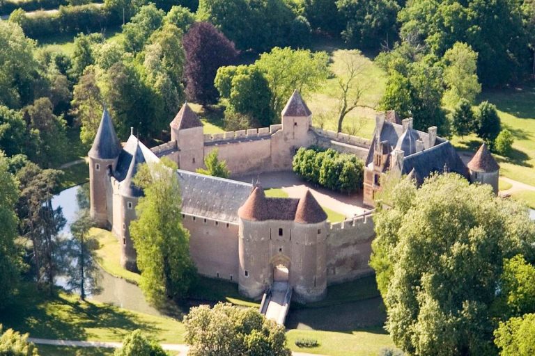 Ce village du Cher, sur la route Jacques Cœur, est une étape romantique avec son château et ses jardins à la française