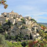 Oubliez Rocamadour : ce village suspendu du Vaucluse est le repaire secret où le poète René Char a caché des aviateurs alliés