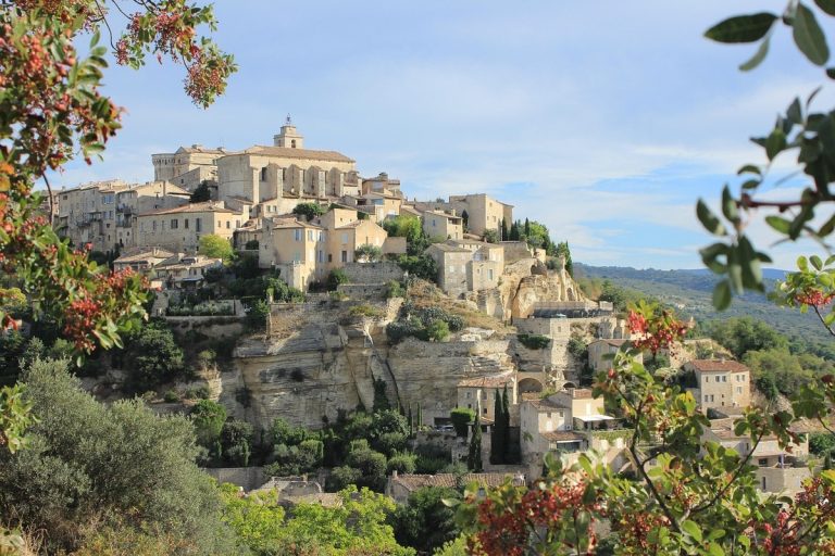 Oubliez Rocamadour : ce village suspendu du Vaucluse est le repaire secret où le poète René Char a caché des aviateurs alliés