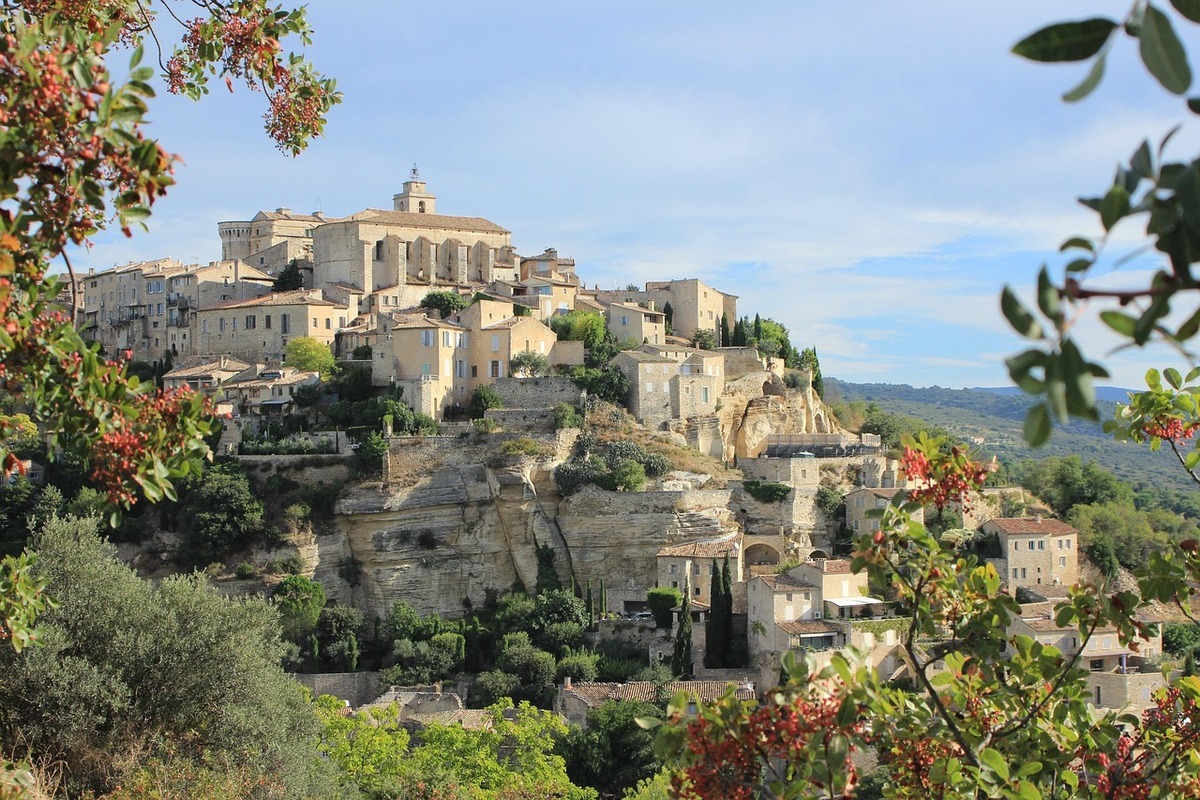 Oubliez Rocamadour : ce village suspendu du Vaucluse est le repaire secret où le poète René Char a caché des aviateurs alliés