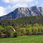 Cette montagne de Provence, peinte plus de 80 fois par Cézanne, cache des sentiers secrets menant à un prieuré du XVIIe siècle