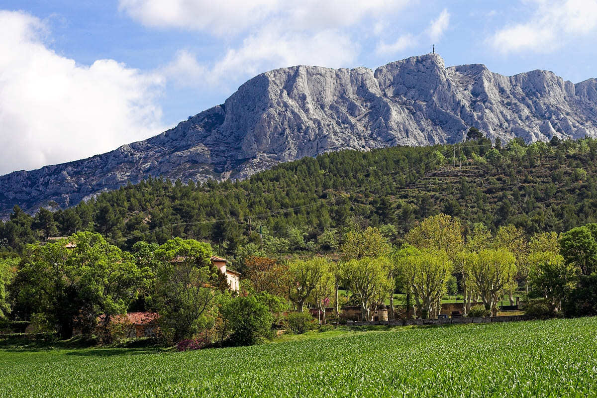 Cette montagne de Provence, peinte plus de 80 fois par Cézanne, cache des sentiers secrets menant à un prieuré du XVIIe siècle