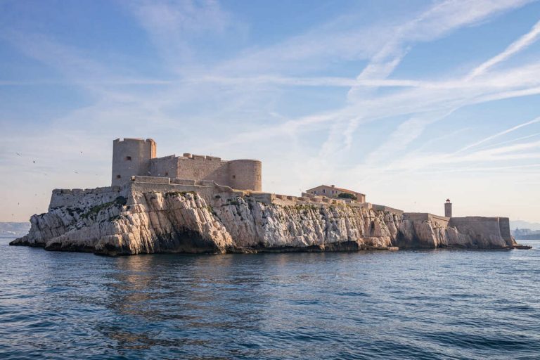 Non, ce n&rsquo;est pas une île grecque, mais un archipel au large de Marseille où se trouve le château qui a inspiré « Le Comte de Monte-Cristo »