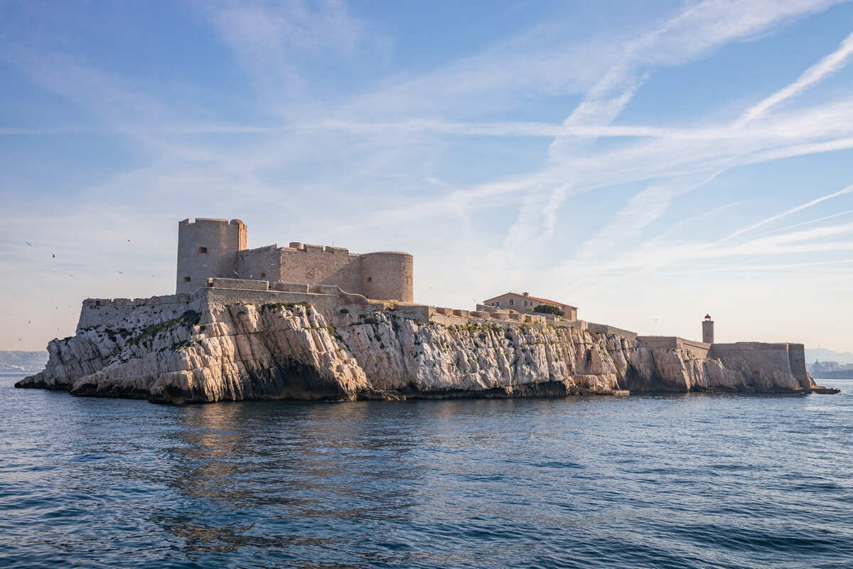 Non, ce n&rsquo;est pas une île grecque, mais un archipel au large de Marseille où se trouve le château qui a inspiré « Le Comte de Monte-Cristo »