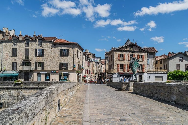Cette bastide du Rouergue, avec sa place aux arcades, est un chef-d&rsquo;œuvre d&rsquo;urbanisme médiéval à voir absolument 
