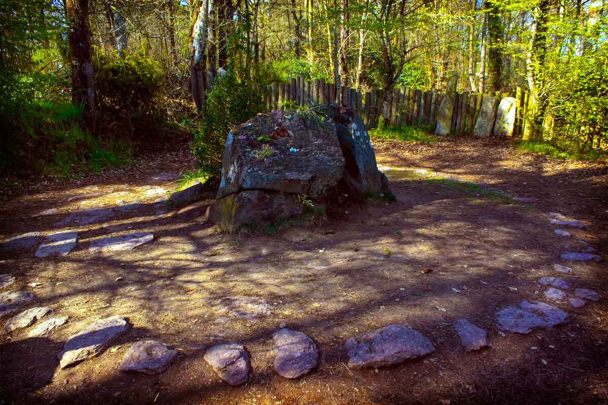 Non, ce n&rsquo;est pas la forêt de Sherwood, mais celle de Brocéliande en Bretagne, où se trouve le véritable tombeau de l&rsquo;enchanteur Merlin 