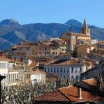 Ce village de Provence est mondialement connu pour ses santons, ces petites figurines d&rsquo;argile dont la foire remonte au XVIIIe siècle 