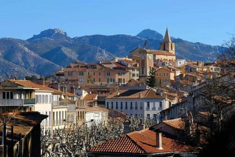 Ce village de Provence est mondialement connu pour ses santons, ces petites figurines d&rsquo;argile dont la foire remonte au XVIIIe siècle 