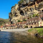 Ce village de la Dordogne abrite une maison forte suspendue à une falaise, un prodige d&rsquo;architecture médiévale