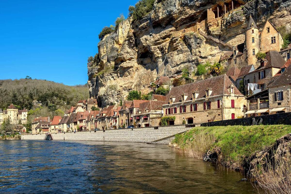 Ce village de la Dordogne abrite une maison forte suspendue à une falaise, un prodige d&rsquo;architecture médiévale