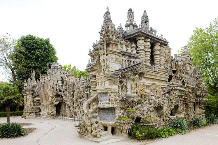Ce village de la Drôme est le lieu de naissance d&rsquo;un palais incroyable construit par un seul homme, une folie à voir