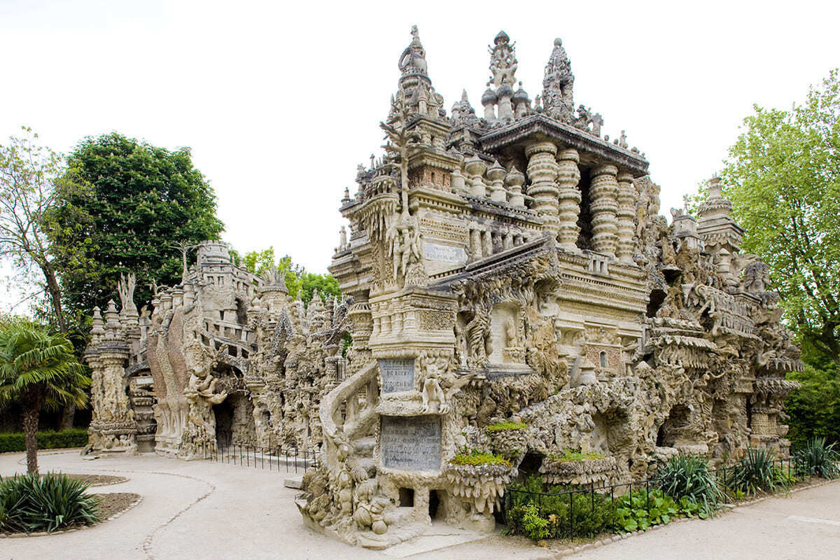 Ce village de la Drôme est le lieu de naissance d&rsquo;un palais incroyable construit par un seul homme, une folie à voir