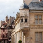 Ce village de Bourgogne est le lieu où fut inventé le célèbre apéritif Kir, par un chanoine qui était aussi maire de la ville 