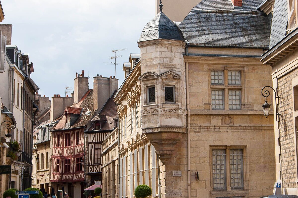 Ce village de Bourgogne est le lieu où fut inventé le célèbre apéritif Kir, par un chanoine qui était aussi maire de la ville 