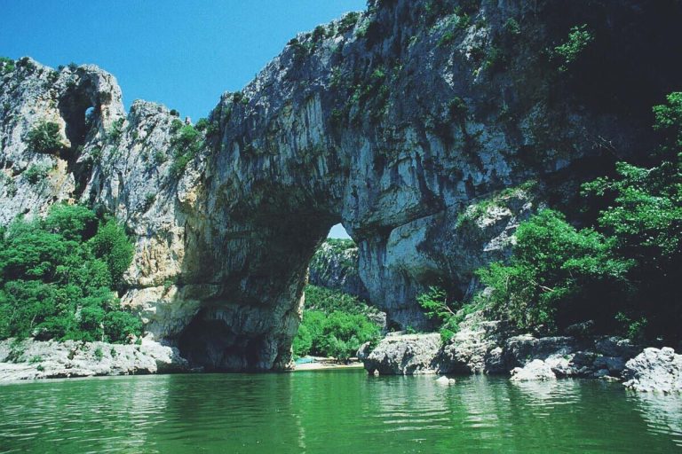 Ce village de l&rsquo;Ardèche abrite une reconstitution de la Grotte Chauvet, un chef-d&rsquo;œuvre de l&rsquo;art préhistorique à voir absolument