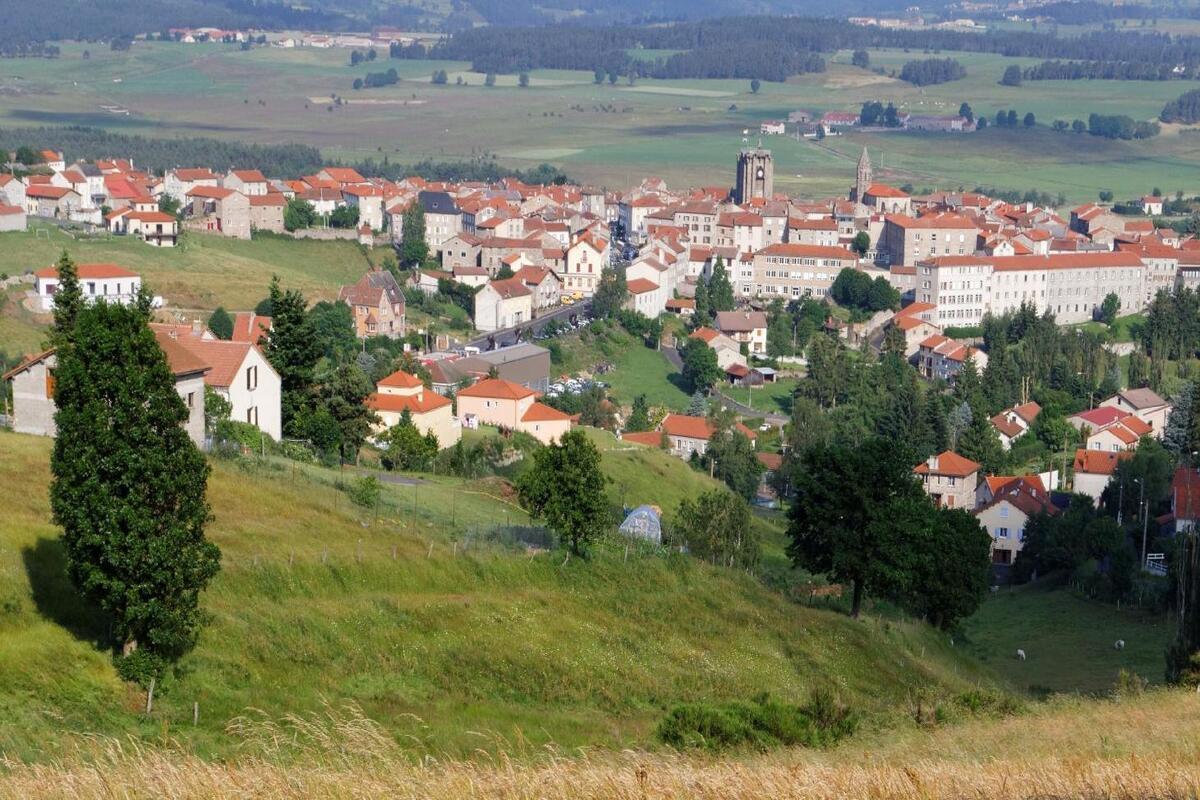 Ce village de Haute-Loire est célèbre pour sa procession de pénitents, une tradition médiévale toujours vivante et impressionnante